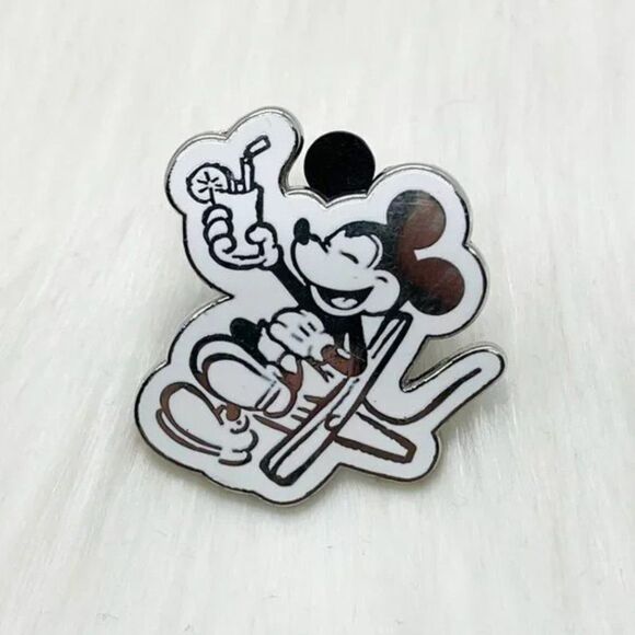 🔮 5/$25 Disney Vacation Mickey Lounge Chair Pin - Picture 1 of 3